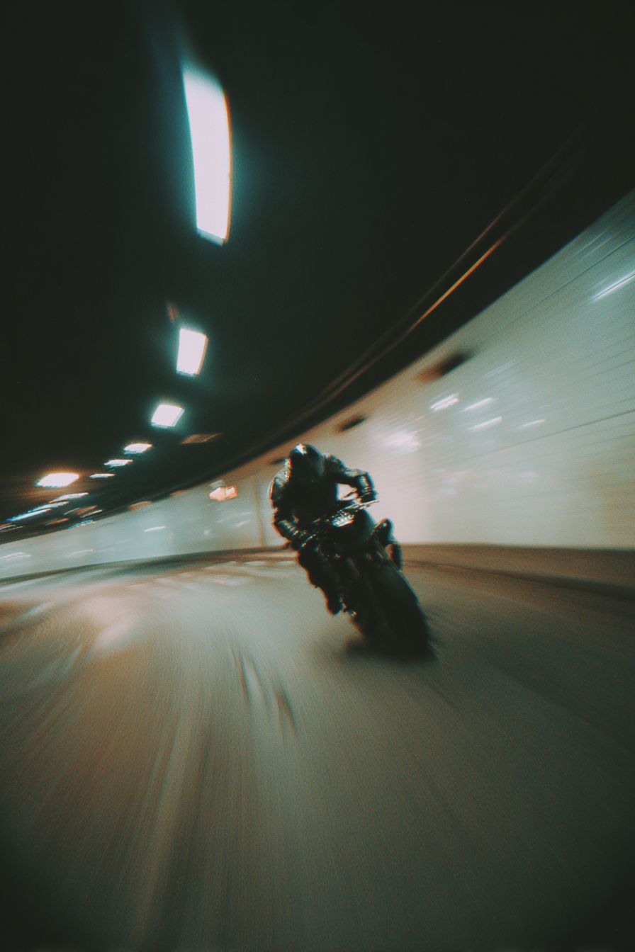 En motorcykelförare.